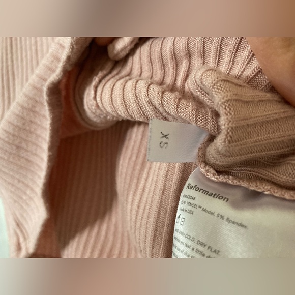 Reformation Nella Button Front Ribbed V-Neck Top in Pink - Picture 5 of 5